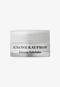 Bocal rond transparent avec un couvercle blanc givré. Inscription en noir : "SUSANNE KAUFMANN Exfoliant enzymatique". Surface en verre lisse, design minimaliste.