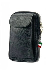 Zwarte leren pouch met textuur, uitgerust met een flap vooraan en een zilveren rits, met een klein Italiaans vlaggetje aan de rits.