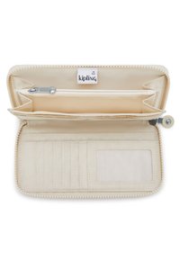 Beige portemonnee met een ritssluiting, binnencompartimenten, kaartsleuven en een doorzichtige ID-venster. Gemaakt van een zachte textielstof.