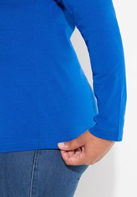 Ulla Popken ROLLKRAGEN - Langarmshirt - royal blue