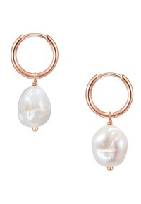 Rožių aukso auskarai su žiedais, kuriuose pakabintos netaisyklingos baltos perliukai, pabrėžia jų organišką formą ir blizgų tekstūrą.