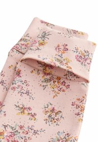 Calze floreali rosa caratterizzate da un motivo ripetuto di fiori colorati su un tessuto texturizzato, con design a risvolto.