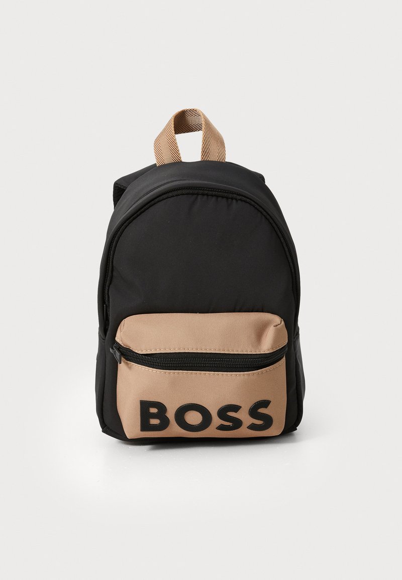 Črn nahrbtnik iz blaga s svetlo rjavim sprednjim žepom, ki ima zadrgo in velik logo "BOSS". Vključuje zgornji ročaj in nastavljive trakove.