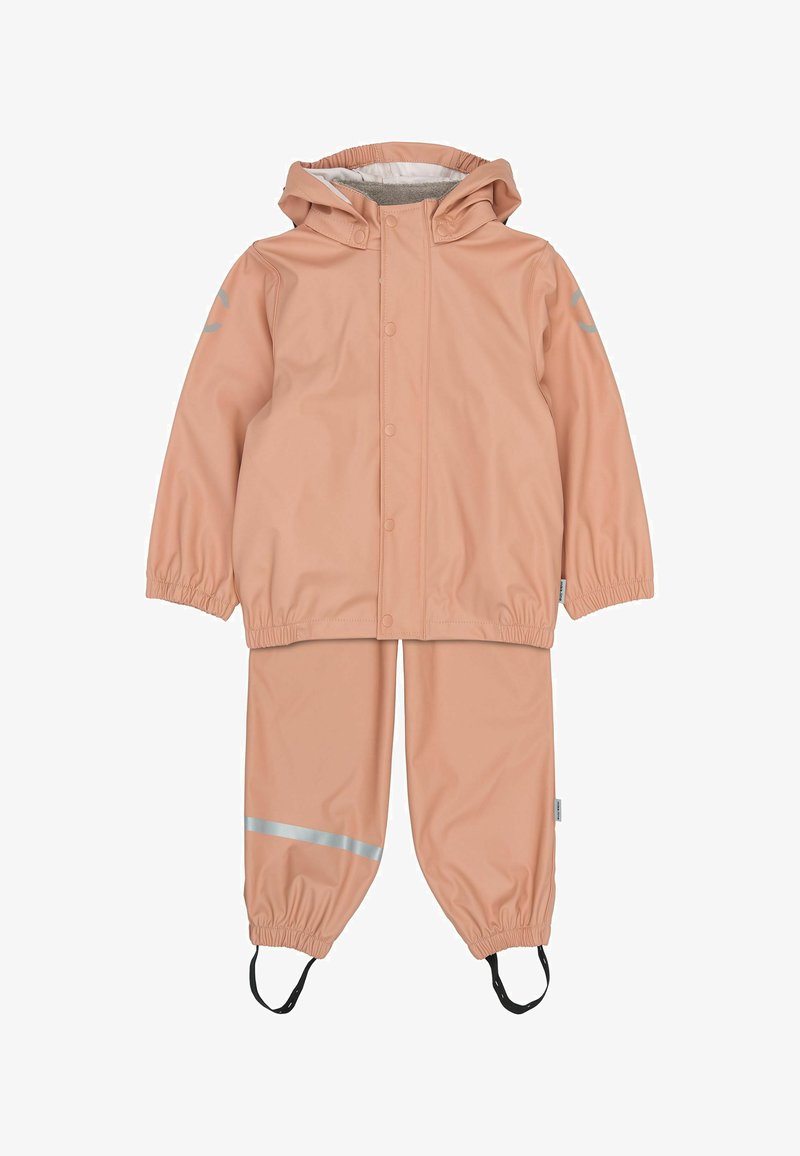 Ensemble imperméable composé d'une veste de pluie rose et d'un pantalon, doté de poignets élastiques, de bandes réfléchissantes et d'une capuche. Matière lisse et légère.