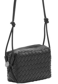 Sort vævet læder crossbody taske med rektangulær form, lynlåslukning og justerbar skulderrem, der har en poleret sølvhardware detalje.