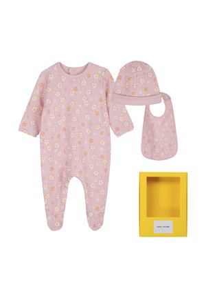 Roze babyset met bloemenprint, inclusief een voetrompertje met lange mouwen, hoedje, slabbetje en gele geschenkdoos.