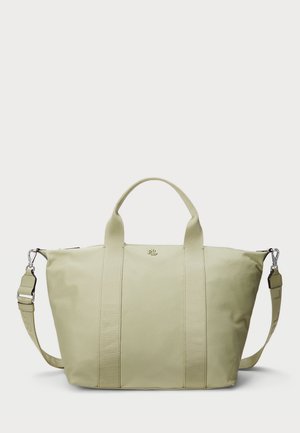 Bolso tote de color verde claro con dos asas superiores y una correa de hombro desmontable. Presenta una textura suave y detalles bordados. Diseño simple.