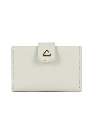 Portefeuille en cuir blanc avec bords cousus et une fermeture dorée en forme de cœur sur la languette de fermeture avant.