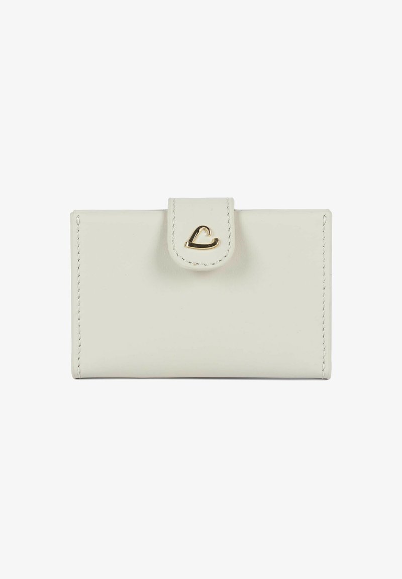 Portefeuille en cuir blanc avec bords cousus et une fermeture dorée en forme de cœur sur la languette de fermeture avant.