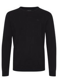 Czarny sweter, dzianinowy materiał, okrągły dekolt, długie rękawy, prążkowane mankiety i dół, minimalistyczny detal z brandingiem na klatce piersiowej, gładka tekstura.