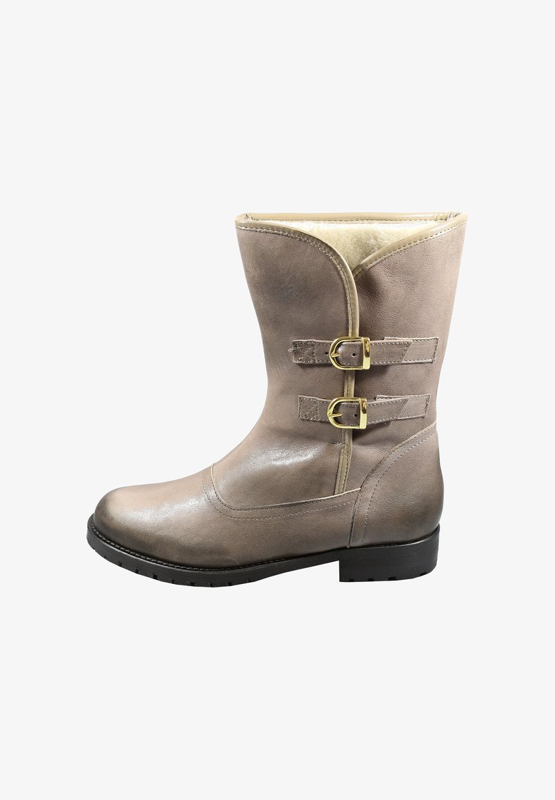 Stivale di pelle marrone a metà polpaccio con una texture liscia, due cinturini laterali con fibbie dorate e punta arrotondata. Suola in gomma nera.