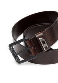 Καφέ δερμάτινη ζώνη που διαθέτει μεταλλική αγκράφα με λογότυπο, δύο μαύρους κλωβούς και υφή. Λείο, μαλακό φινίρισμα με ορατό ραφές.