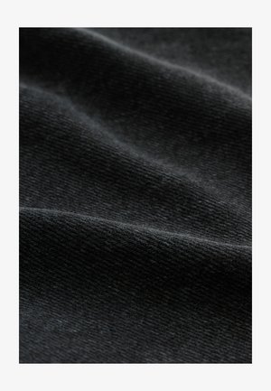 Tissu noir avec une texture ribbée subtile, mettant en valeur des contours doux et lisses, ainsi qu'un léger éclat. Le matériau semble flexible et léger.