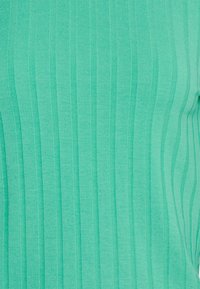 Tecido ribado verde menta com riscas verticais, apresentando uma textura suave e um design ajustado. Sem hardware adicional ou padrões visíveis.