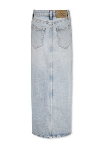 Gonna midi in denim azzurro chiaro, taglio dritto, cinque tasche, patch logo posteriore e orlo pulito. Presenta una texture sbiadita con lieve effetto whiskering.