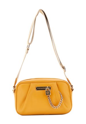 Borsa a tracolla rettangolare gialla con tracolla regolabile beige, catena dorata e dettaglio lucchetto sulla parte anteriore sotto l'etichetta del marchio.