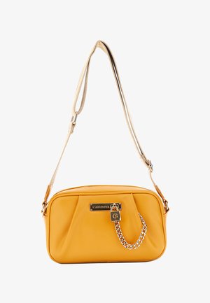 Sac bandoulière rectangulaire jaune avec sangle beige réglable, chaîne dorée et détail de serrure à l'avant sous l'étiquette de la marque.