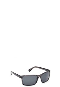 Occhiali da sole con montatura quadrata, realizzati in plastica grigia scura, con lenti grigie sfumate e una sottile texture marmorizzata sulla montatura.