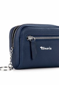 Portafoglio in pelle testurizzata blu navy con hardware argentato, chiusura con zip e anello per portachiavi. Presenta il marchio sul davanti.