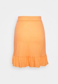 Oranžová bavlněná sukně s rozšířeným tvarem a volánkovým lemem. Hladký povrch, přiléhavý pas a délka ke kolenům.