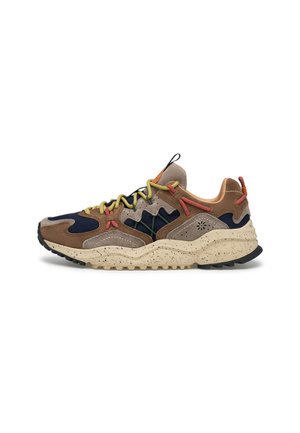 Sneaker basse con pannelli beige, marrone, blu navy e arancione, lacci multicolore e suola crema screziata con battistrada robusto.
