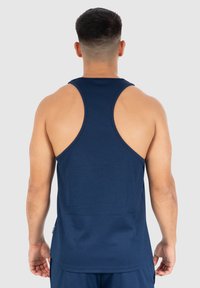 Marineblauwe geribde tanktop met een racerbackontwerp, mouwloze snit en een soepele textuur. De achterkant toont de nette afwerking en stiksels.