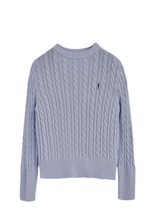 Suéter de punto trenzado azul claro con puños y dobladillo acanalados, que presenta un pequeño logo bordado en el área del pecho izquierdo.
