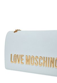 Portafoglio a busta in ecopelle azzurro chiaro con logo dorato "LOVE MOSCHINO", forma rettangolare, accessori in catena e texture liscia.