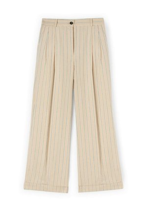 Pantalones beige de pierna ancha con finas rayas negras verticales, pliegues delanteros, trabillas para cinturón, cierre con botones y bajos doblados.
