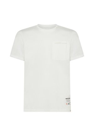 T-shirt bianca semplice a maniche corte con una tasca sul petto davanti e una piccola etichetta vicino all'orlo inferiore sul lato sinistro.