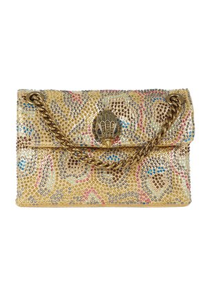 Borsa clutch color oro decorata con strass multicolori, con tracolla a catena dorata e una chiusura decorativa a forma di uccello.