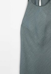 Robe grise en tissu texturé avec une apparence légèrement froissée. Elle a un col rond et un détail découpé à l'arrière.