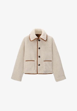 Cremefarbener Kunstfelljacke mit braunen Akzenten, ausgestattet mit einer Knopfleiste, zwei aufgesetzten Taschen und einem klassischen Kragen-Design.