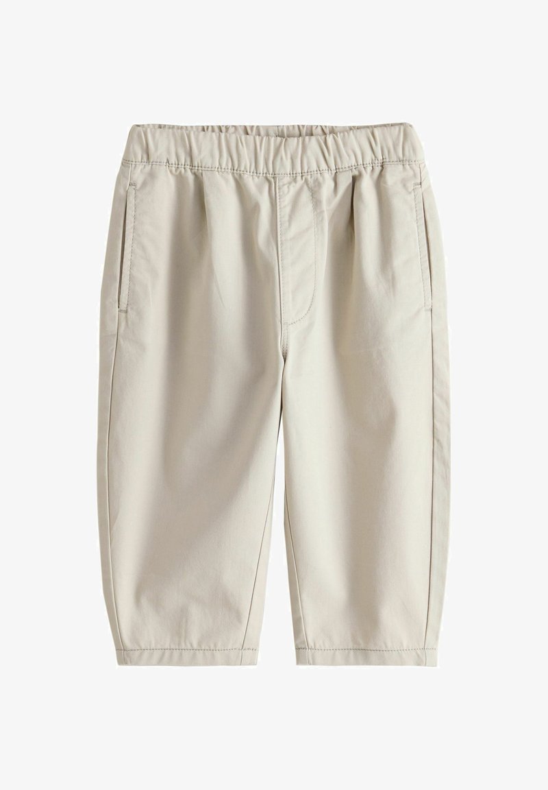 Shorts beige clair jusqu'aux genoux avec taille élastique et poches latérales, présentés sur fond blanc.
