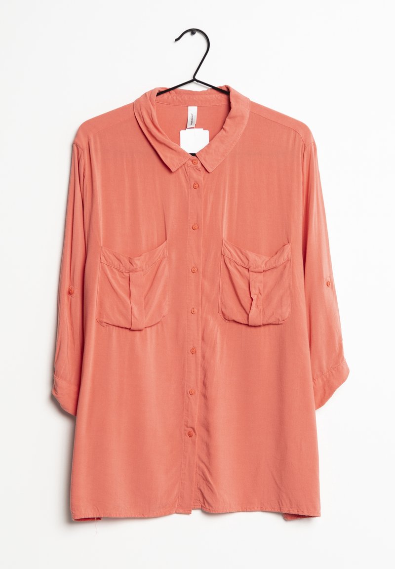 Chemise rose corail à boutons avec col, deux poches avant et manches trois-quarts. Tissu lisse et coupe décontractée.