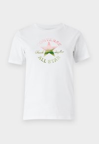 T-shirt bianco a maniche corte con una stampa grafica multicolore che presenta una stella e il testo "Converse Chuck Taylor ALL STAR".