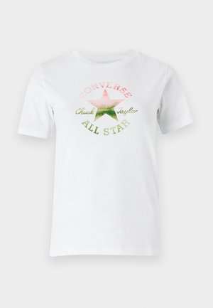 Camiseta blanca de manga corta con un estampado gráfico multicolor que incluye una estrella y el texto "Converse Chuck Taylor ALL STAR".