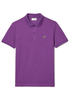 Fioletowa koszulka polo z krótkim rękawem, kołnierzykiem, dwoma guzikami i małym zielonym logo krokodyla na lewej piersi.