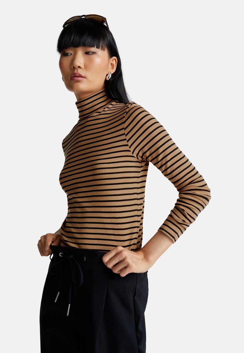 Gestreifter Rollkragenpullover in Beige und Schwarz, mit langen Ärmeln und figurbetontem Design. Das Material wirkt glatt und dehnbar.
