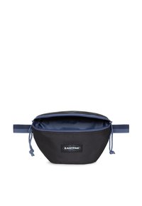 Černá látková taška zaobleného tvaru se zapínáním na zip a modrou podšívkou. Obsahuje nášivku s logem Eastpak a boční držadlo pro snadné nošení.