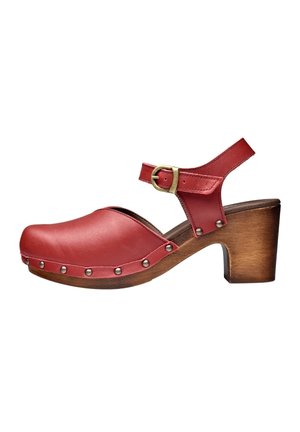 Rode lederen klompachtige schoen met enkelriem, messing gesp, zilveren studs en houten blokhak.