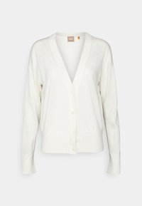 Bílý kardigan s výstřihem do V, zapínáním na knoflíky vpředu a dlouhými rukávy. Vyroben z měkké látky s jemnou texturou a přiléhavým pasem. Viditelná značka značky.