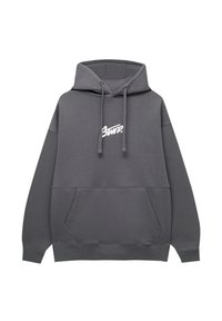 Sudadera con capucha gris, con un bolsillo tipo canguro en el frente, capucha con cordón y logo blanco en el pecho. Fabricada con una tela suave y de textura lisa.