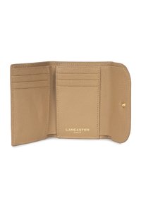 Beige leren portemonnee met een textuurafwerking, voorzien van meerdere kaartsleuven en een drukknoopsluiting. "LANCASTER PARIS" in goud gedrukt.