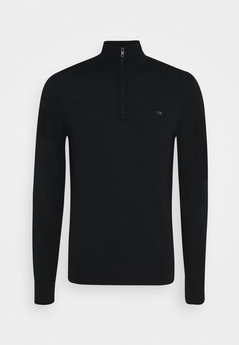 Pull-over noir en maille à manches longues avec un col à fermeture éclair quart et un petit logo "ck" sur le côté gauche de la poitrine.