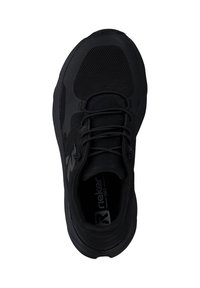 Chaussure de sport noire avec un dessus en maille, un col rembourré et des accents texturés contrastés. Présente un laçage traditionnel et une semelle rembourrée.