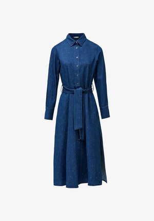 Temno modra denim midi obleka dolgih rokavov z gumbom spredaj, ovratnikom, blago pasom in subtilnim svetlejšim modrim pikastim vzorcem.