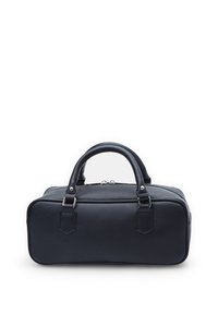 Sac à main en cuir noir de forme rectangulaire, avec deux poignées supérieures, des accents en métal argenté et une surface texturée. Fermeture éclair.