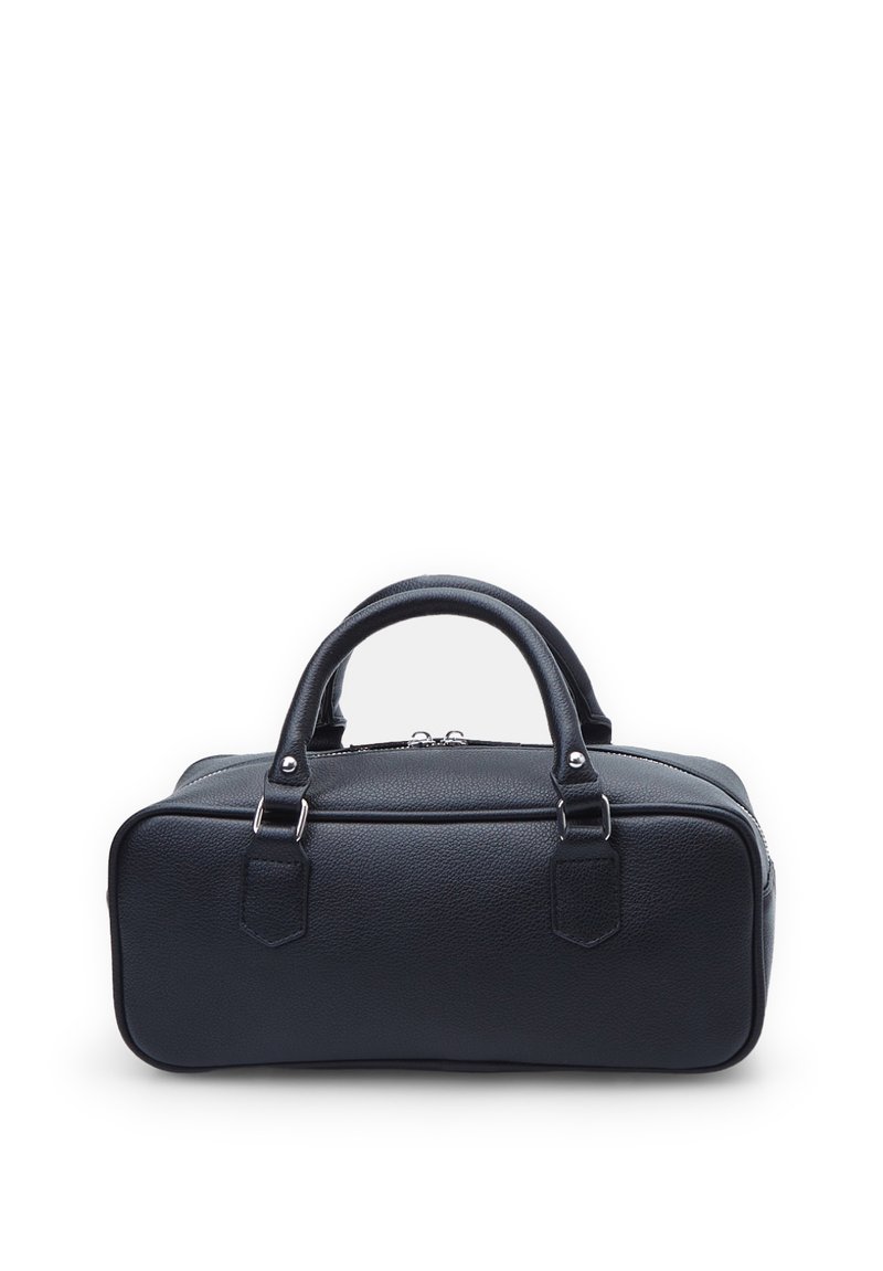 Sac à main en cuir noir de forme rectangulaire, avec deux poignées supérieures, des accents en métal argenté et une surface texturée. Fermeture éclair.
