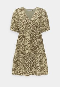 Kortärmad klänning i olivgrön med zebramönster i brunt. V-ringning och draperad midja, med en flerlagerskjol och mjuk textur.